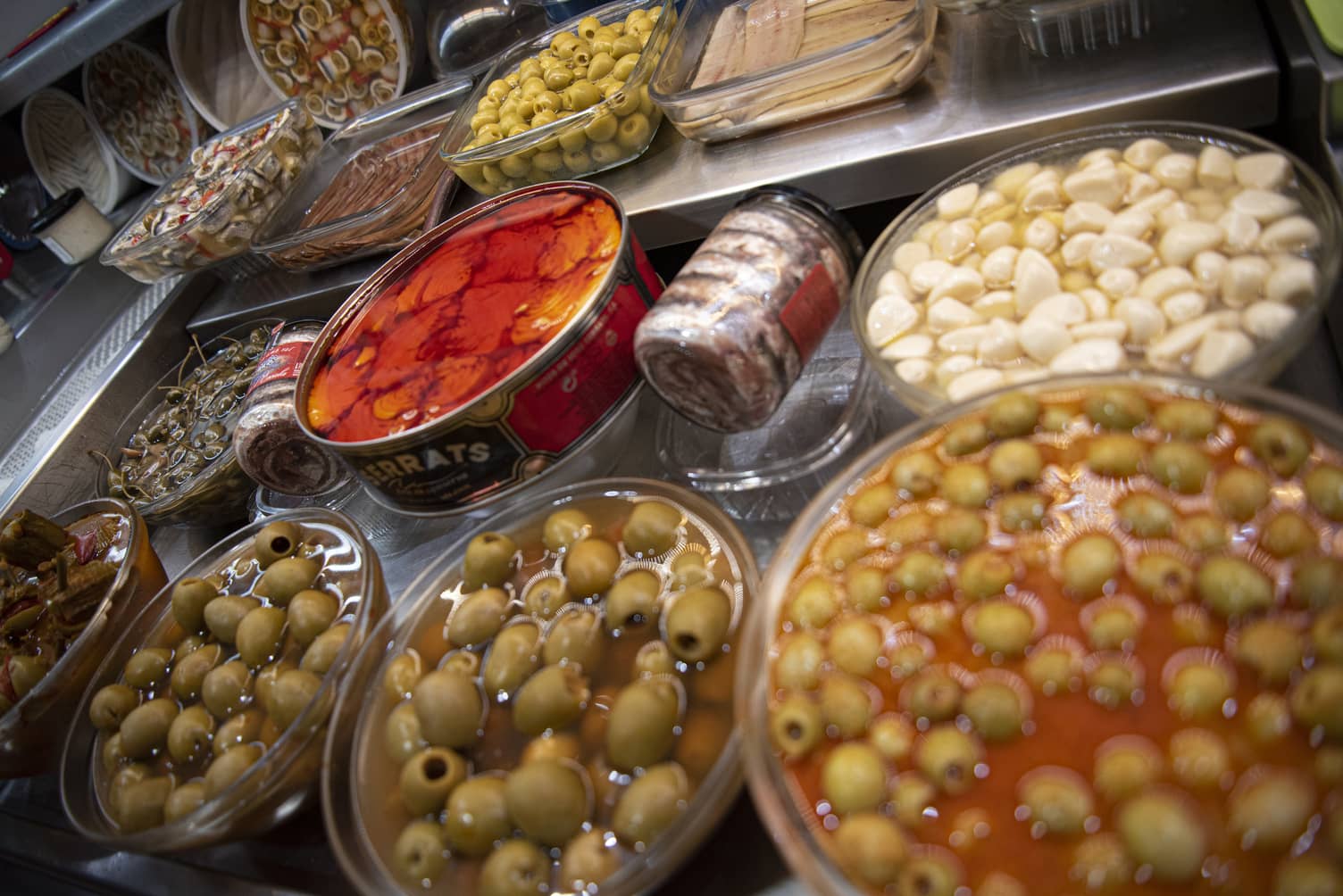 Olives seitó bonítol escabetx albergínies alls tapanots anxoves banderilles arengada fumada olives farcides mojo picón